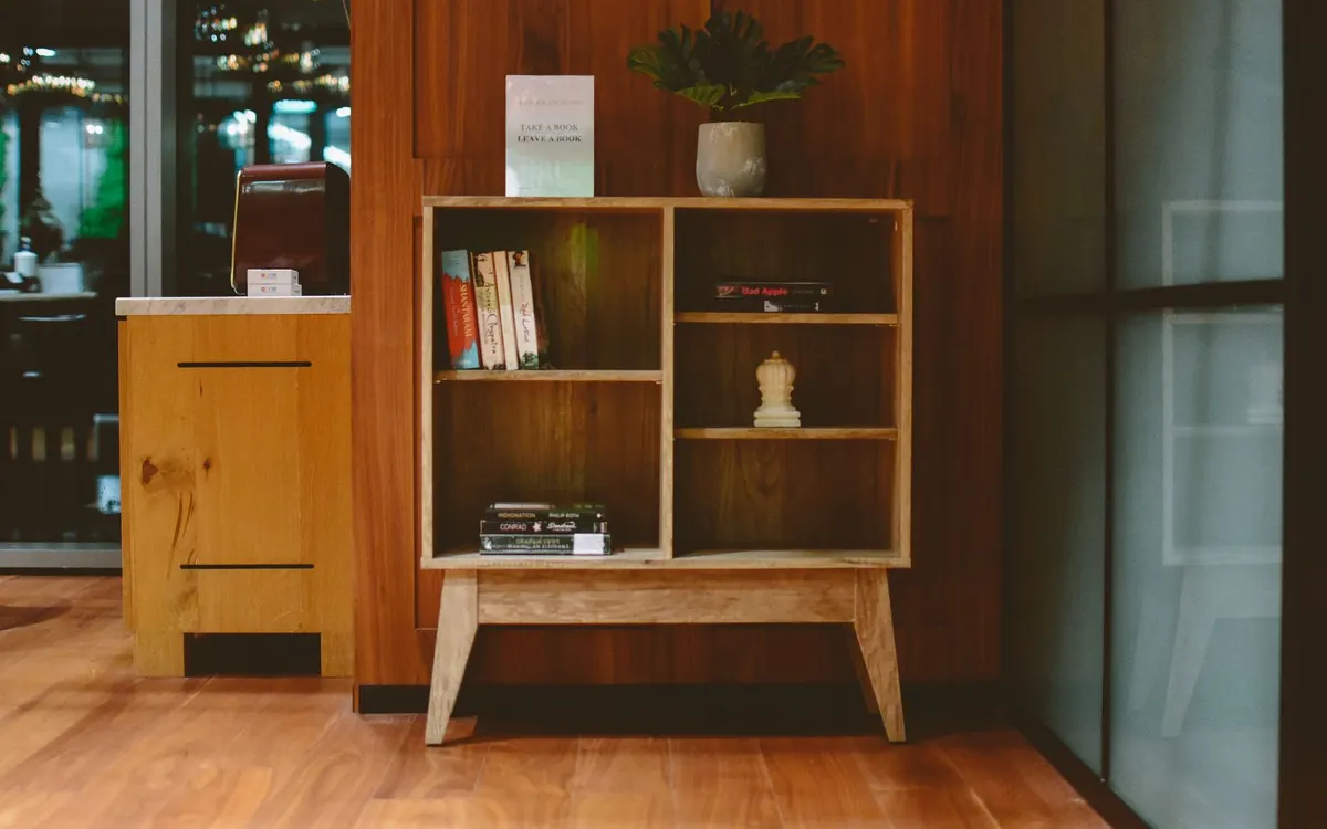 Bibliothèque en bois massif bien entretenue
