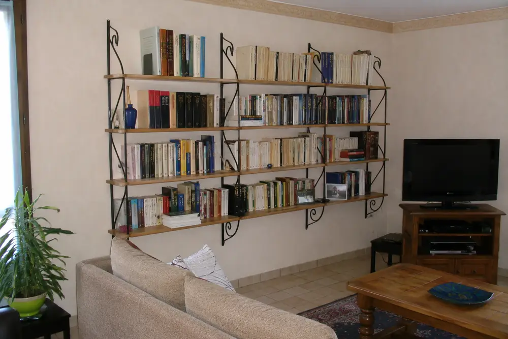 Transformer sa tête de lit en bibliothèque : la zone morte du petit logement